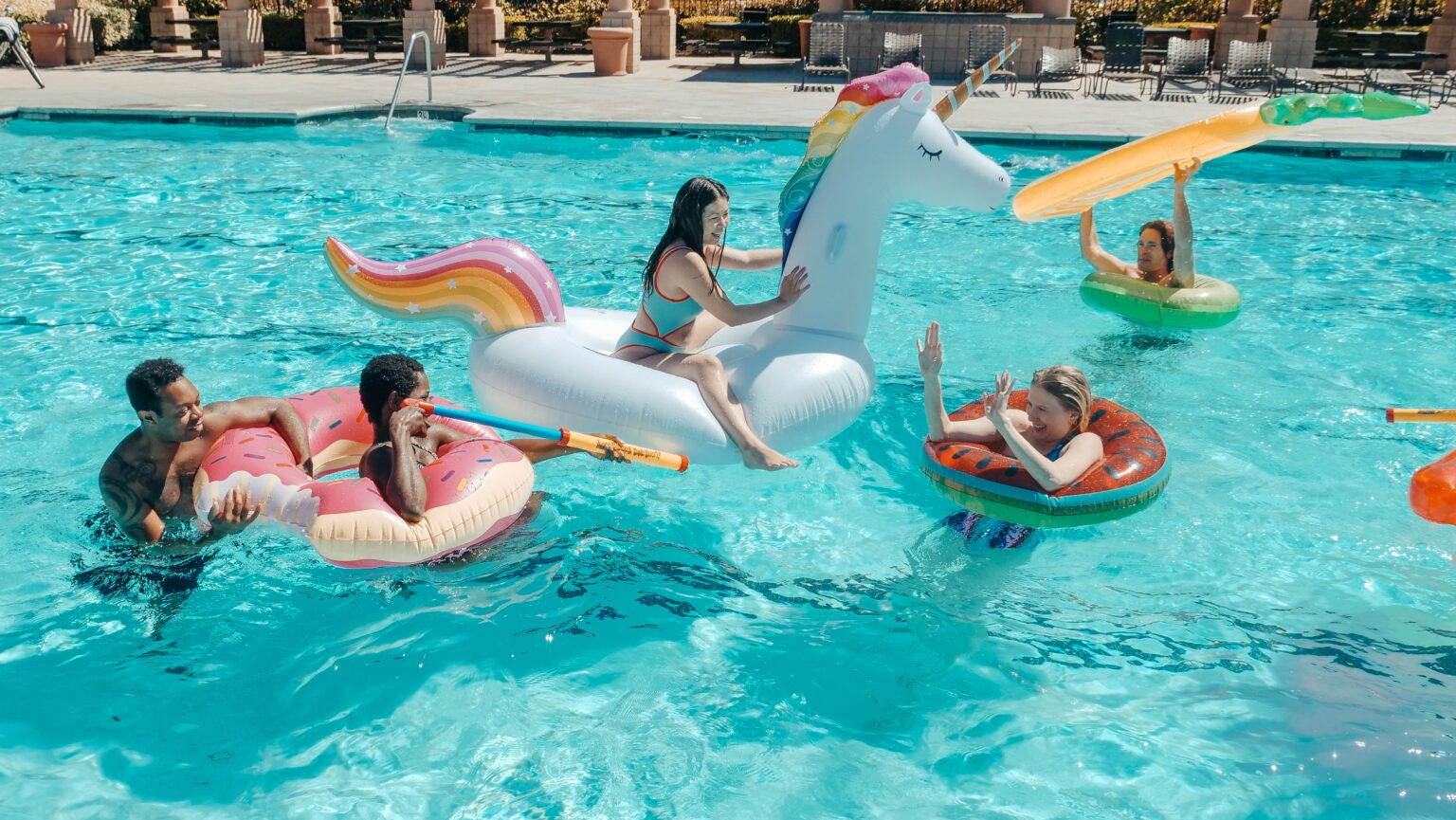 Les meilleurs jeux entre amis à faire à la piscine ! - Action Vérité