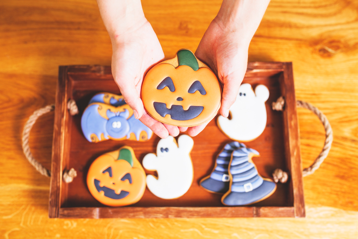 Activité créative enfant : idées pour stimuler l’imagination à la maison Enfant créer des biscuits d'Halloween décorés