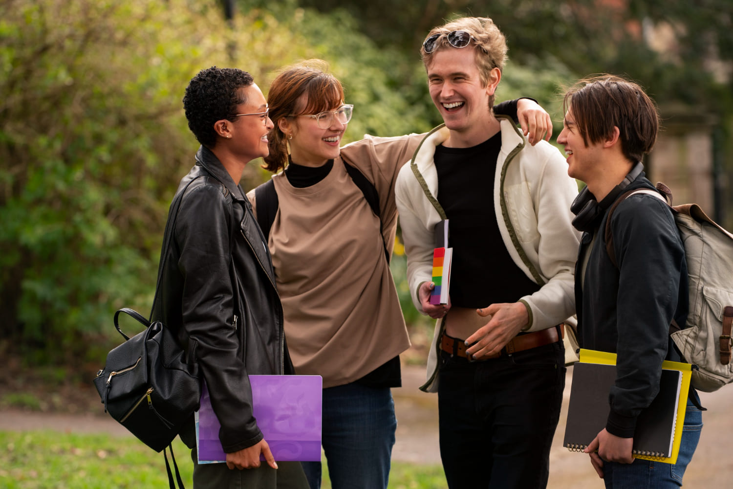 Étudiants souriants discutant ensemble sur le campus, symbole d’amitié universitaire